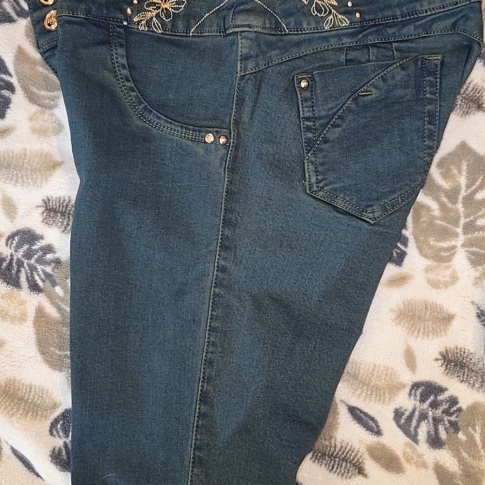 Stylish High Rise Embroidered Jeans - Picture 4 of 5
